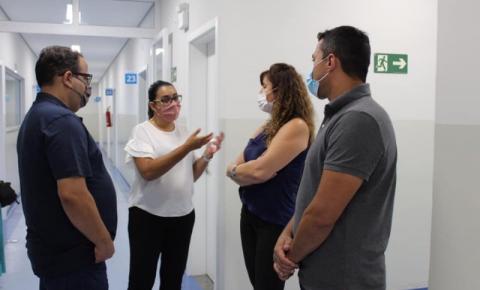 Promotora visita Hospital de Campanha